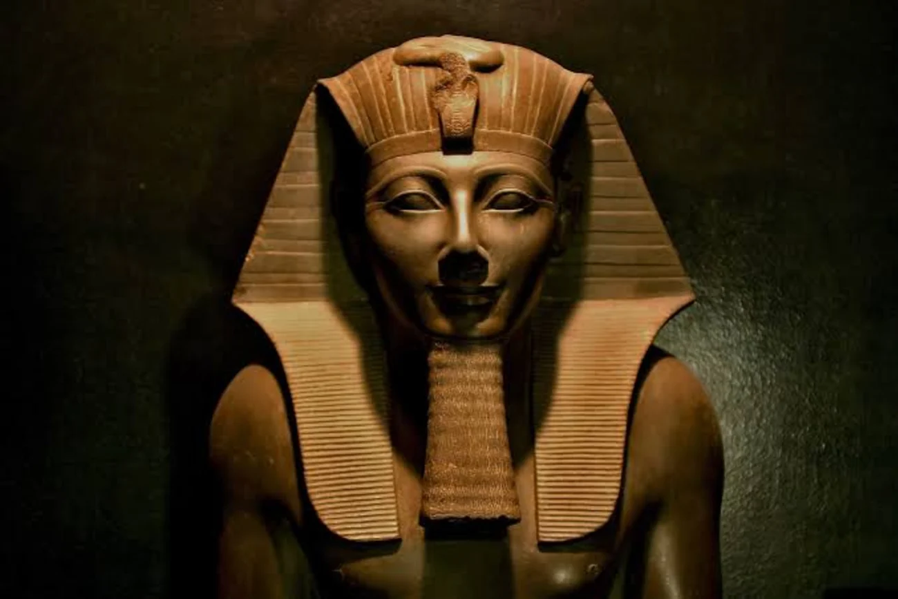 Thoutmôsis III : pharaon qui vous invite à voyager en Égypte